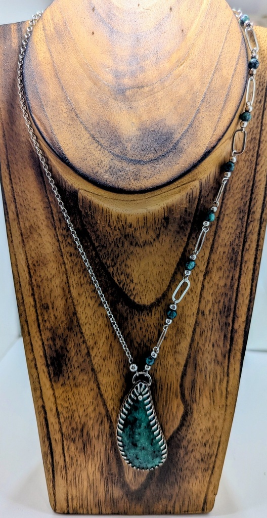 Rubis vert brut et argent