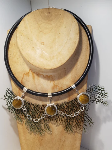 Dentelle naturelle, argent, cuir et oeil de tigre